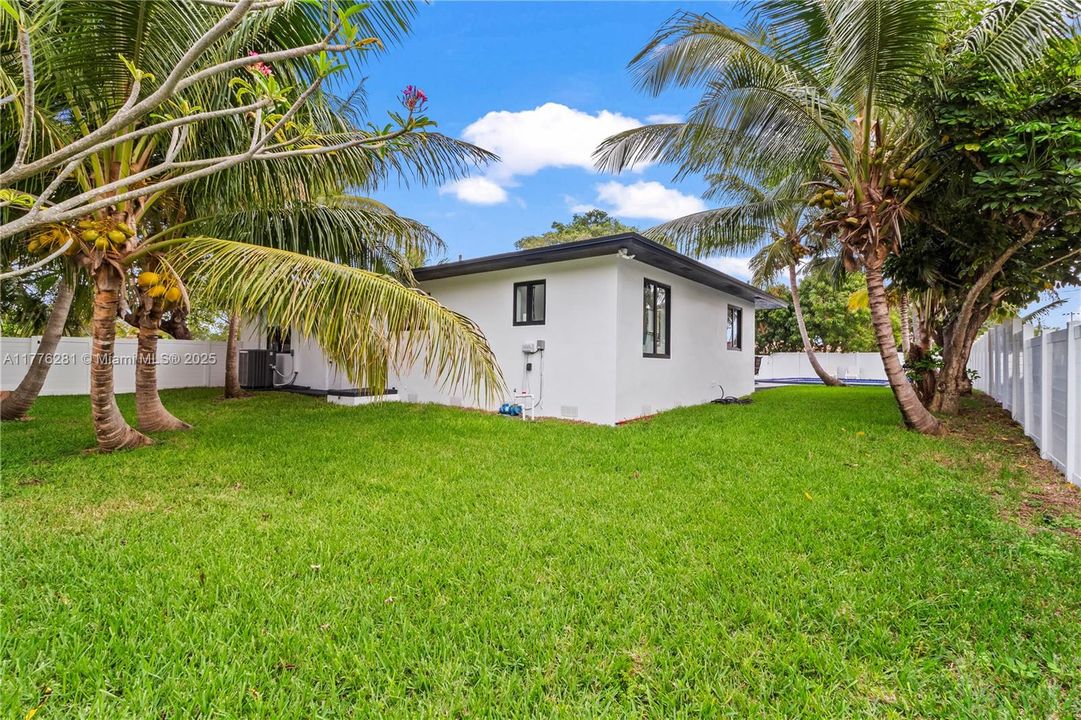 Recently Rented: $8,000 (3 beds, 3 baths, 3000 Square Feet)