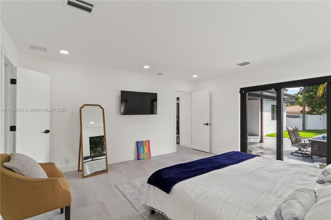 Recently Rented: $8,000 (3 beds, 3 baths, 3000 Square Feet)