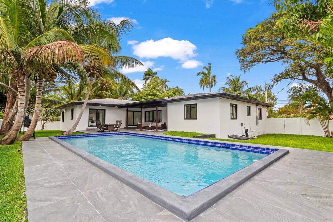 Recently Rented: $8,000 (3 beds, 3 baths, 3000 Square Feet)