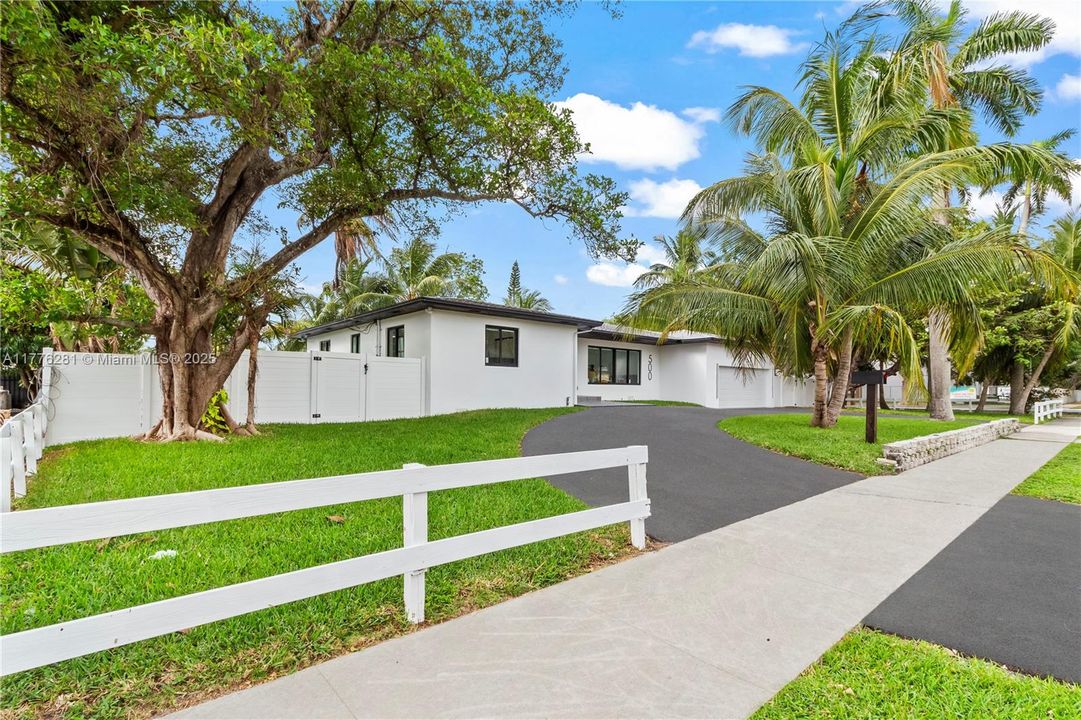 Recently Rented: $8,000 (3 beds, 3 baths, 3000 Square Feet)