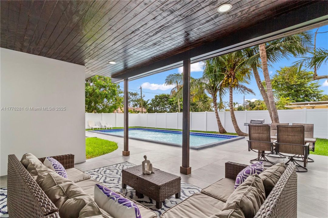 Recently Rented: $8,000 (3 beds, 3 baths, 3000 Square Feet)