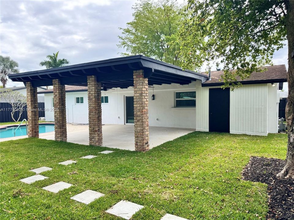 Recently Sold: $758,500 (3 beds, 2 baths, 1598 Square Feet)