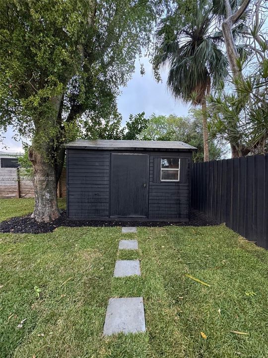 Recently Sold: $758,500 (3 beds, 2 baths, 1598 Square Feet)