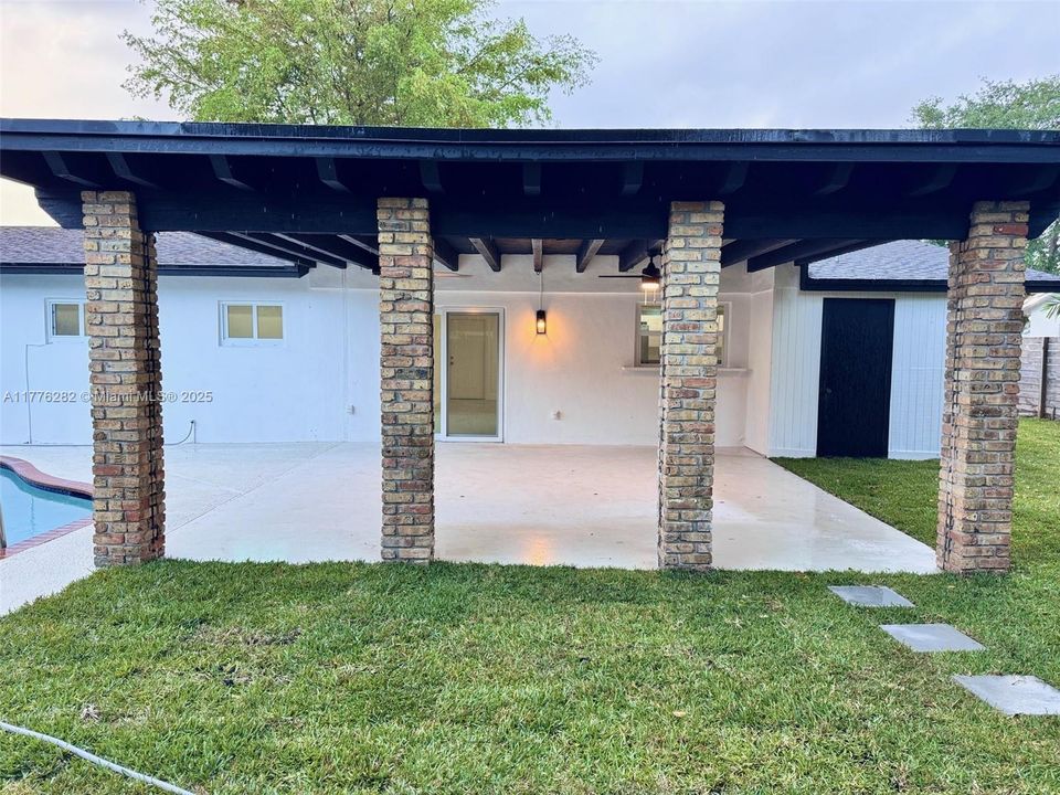 Recently Sold: $758,500 (3 beds, 2 baths, 1598 Square Feet)