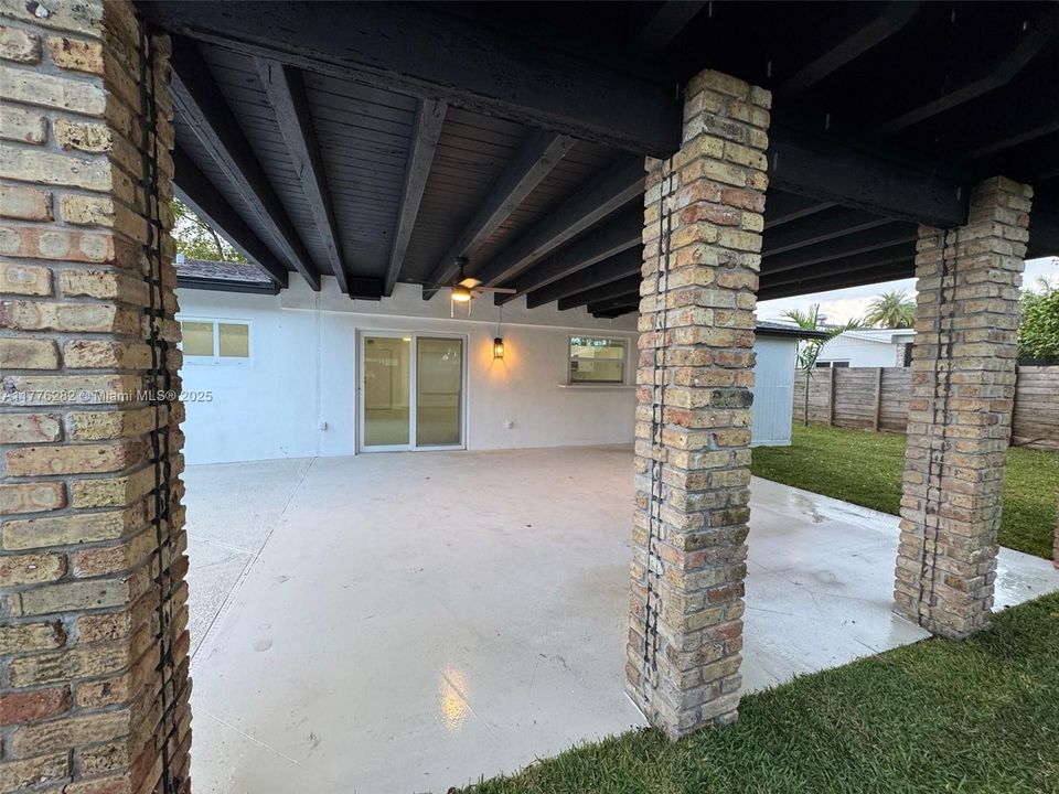Recently Sold: $758,500 (3 beds, 2 baths, 1598 Square Feet)
