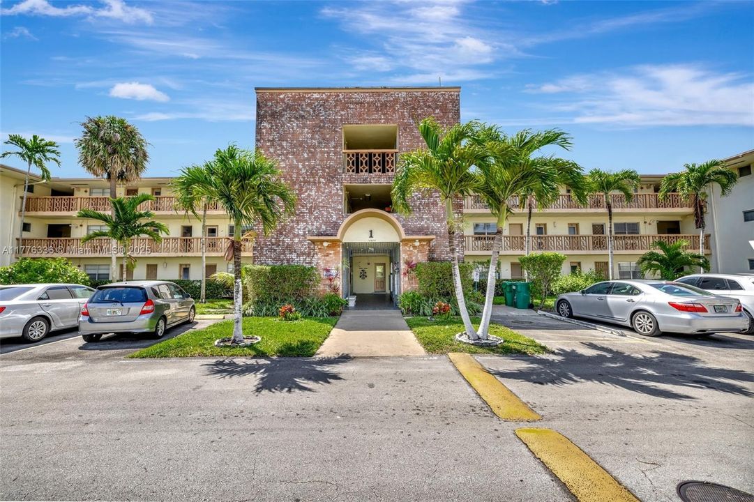 Active With Contract: $89,900 (1 beds, 1 baths, 883 Square Feet)