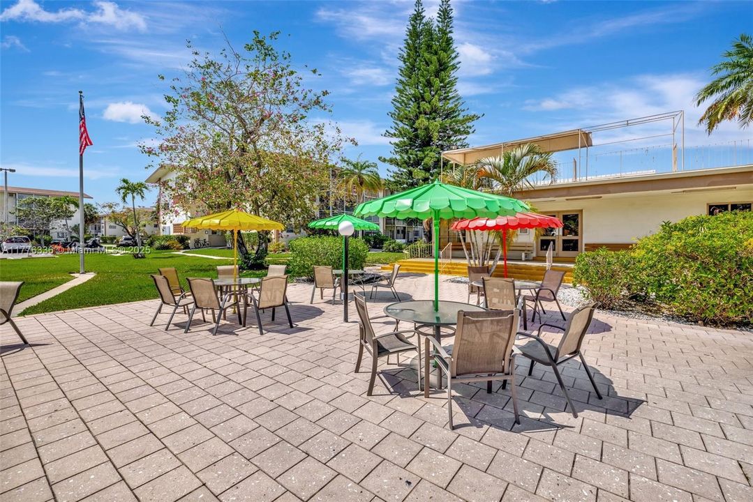 Active With Contract: $89,900 (1 beds, 1 baths, 883 Square Feet)