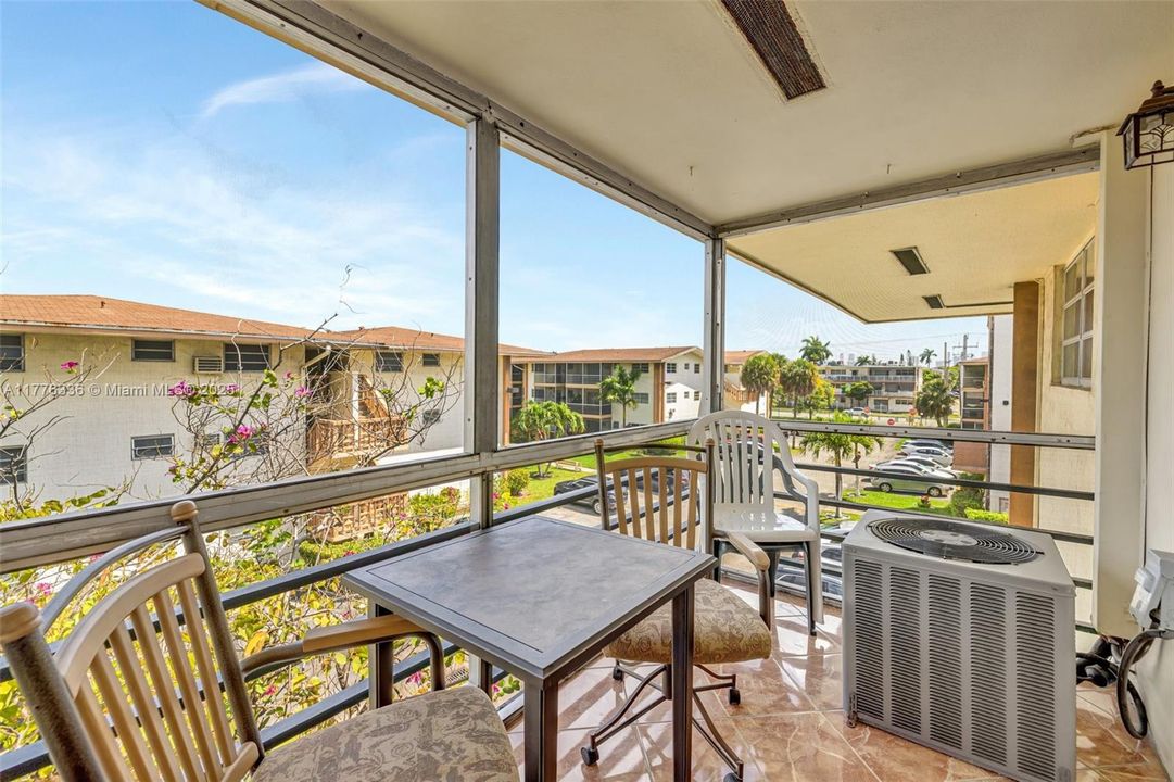 Active With Contract: $89,900 (1 beds, 1 baths, 883 Square Feet)