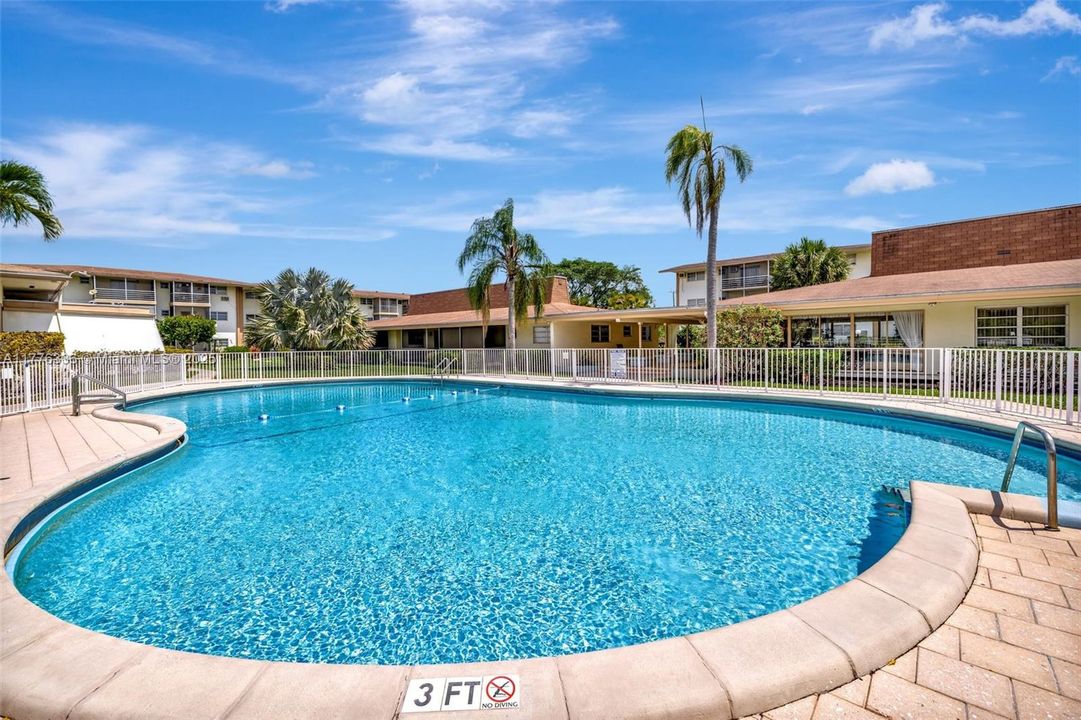 Active With Contract: $89,900 (1 beds, 1 baths, 883 Square Feet)