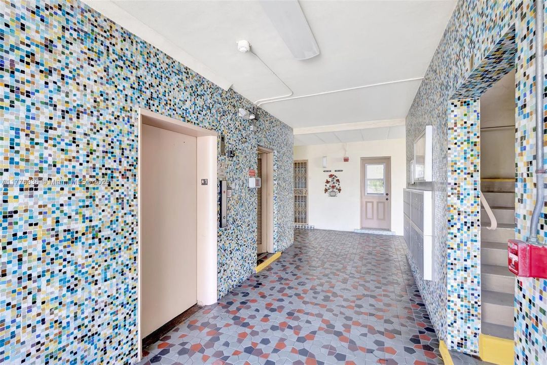 Active With Contract: $89,900 (1 beds, 1 baths, 883 Square Feet)