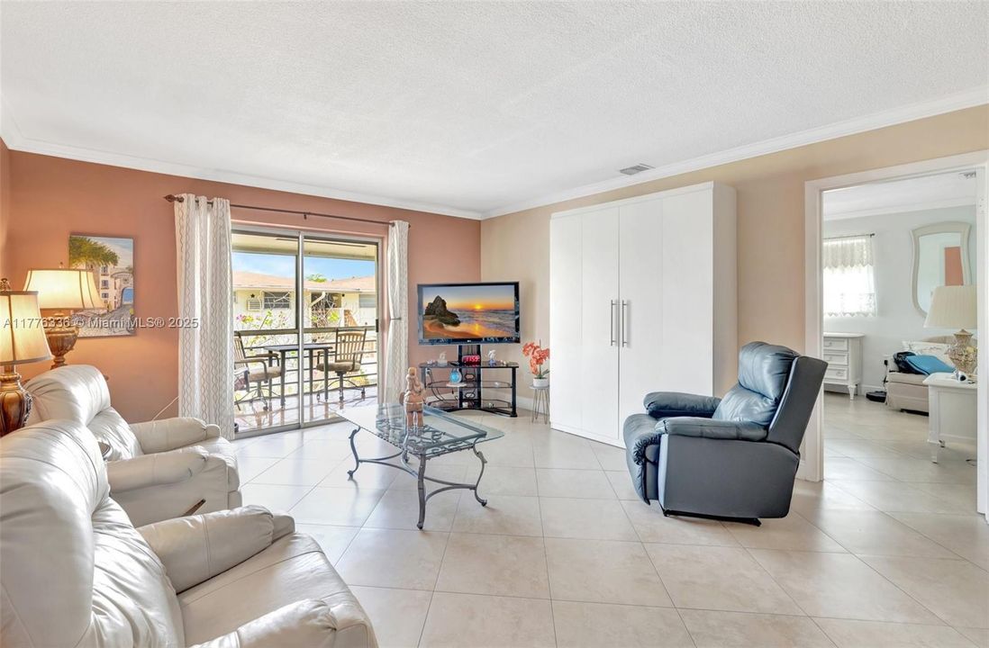 Active With Contract: $89,900 (1 beds, 1 baths, 883 Square Feet)