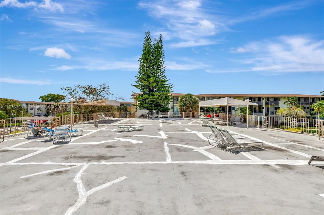 Active With Contract: $89,900 (1 beds, 1 baths, 883 Square Feet)