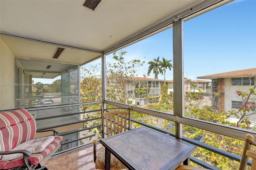 Active With Contract: $89,900 (1 beds, 1 baths, 883 Square Feet)