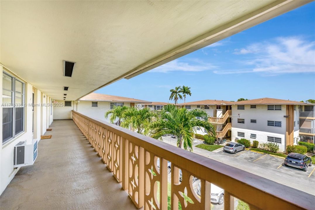 Active With Contract: $89,900 (1 beds, 1 baths, 883 Square Feet)