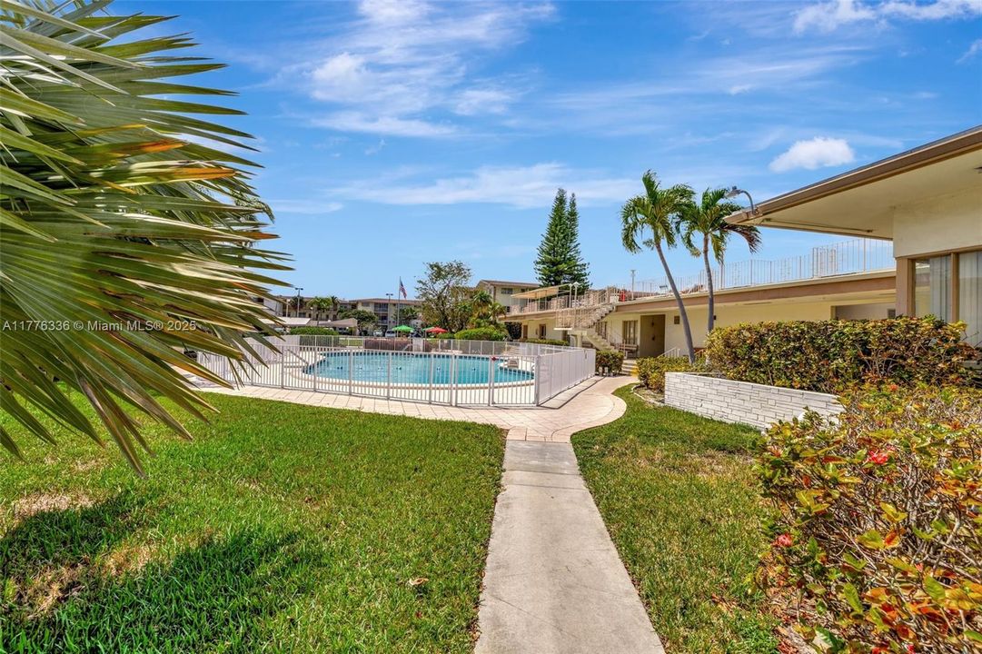 Active With Contract: $89,900 (1 beds, 1 baths, 883 Square Feet)