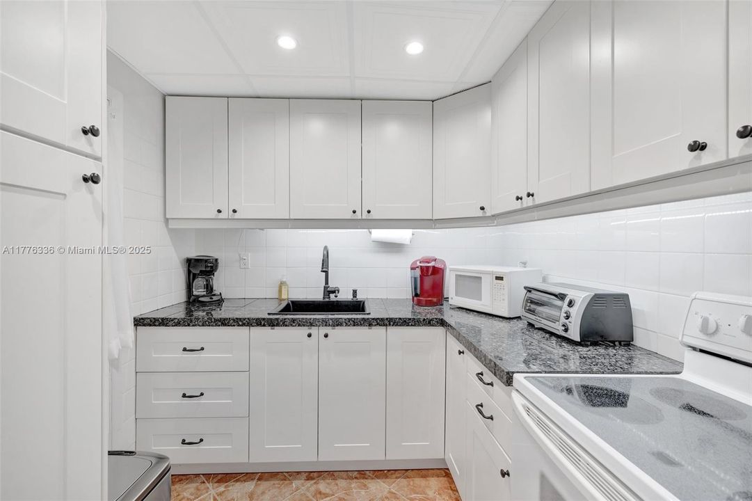 Active With Contract: $89,900 (1 beds, 1 baths, 883 Square Feet)