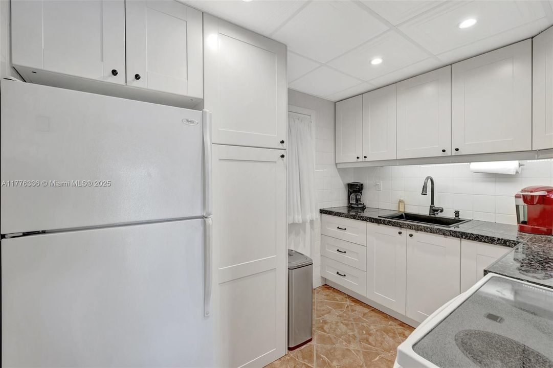 Active With Contract: $89,900 (1 beds, 1 baths, 883 Square Feet)