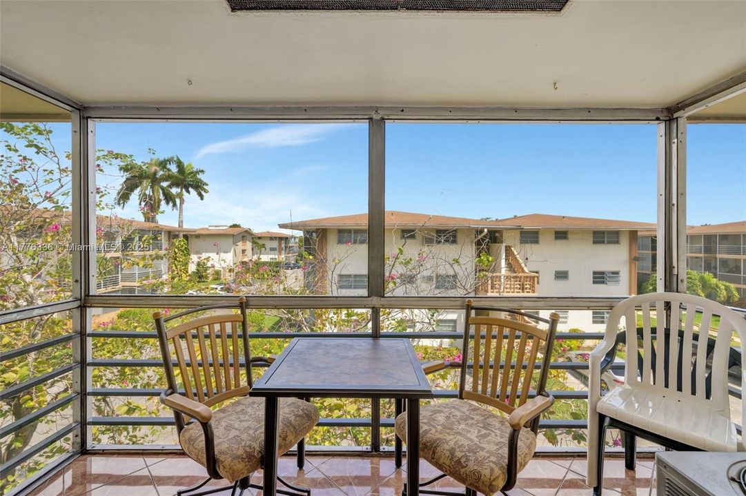 Active With Contract: $89,900 (1 beds, 1 baths, 883 Square Feet)