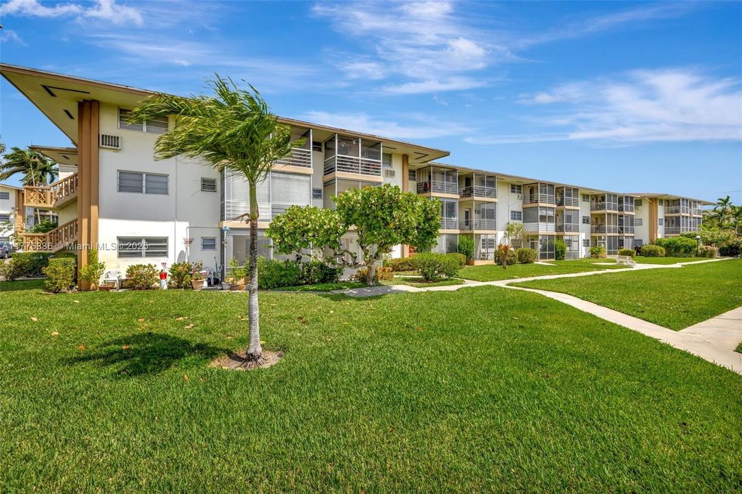 Active With Contract: $89,900 (1 beds, 1 baths, 883 Square Feet)