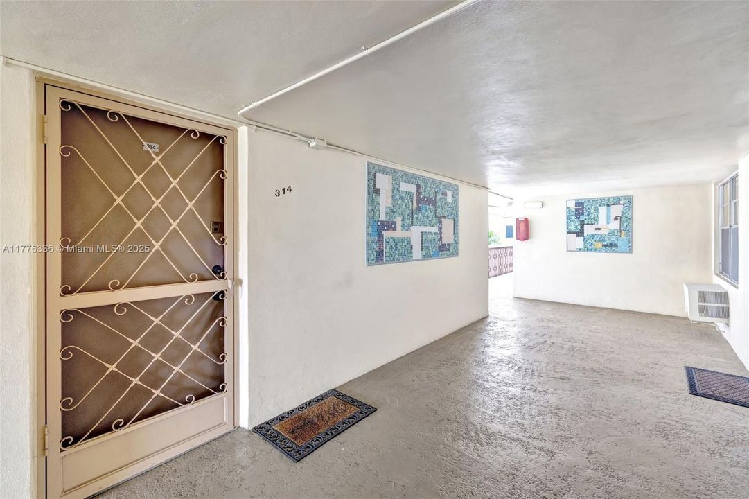 Active With Contract: $89,900 (1 beds, 1 baths, 883 Square Feet)