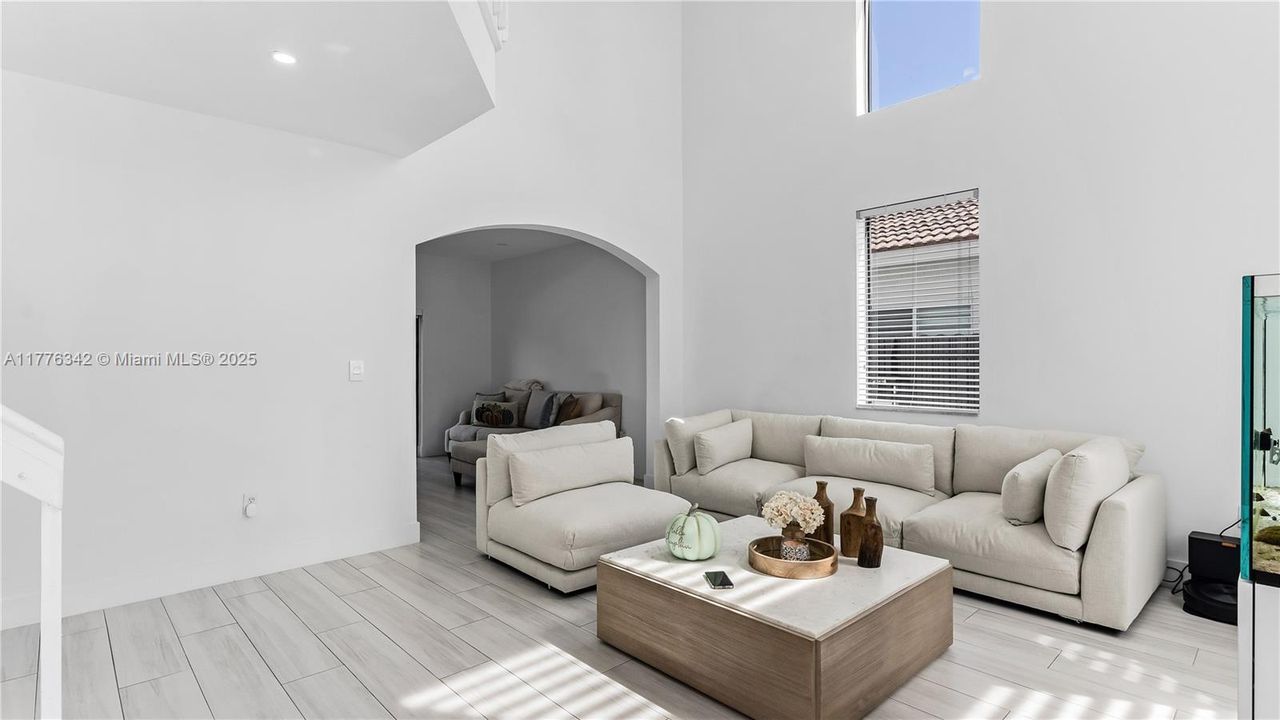 Recently Rented: $4,600 (3 beds, 2 baths, 1960 Square Feet)