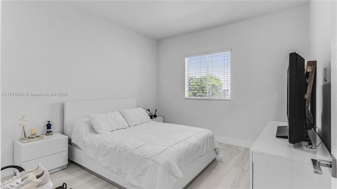 Recently Rented: $4,600 (3 beds, 2 baths, 1960 Square Feet)