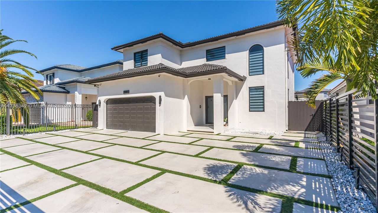 Recently Rented: $4,600 (3 beds, 2 baths, 1960 Square Feet)