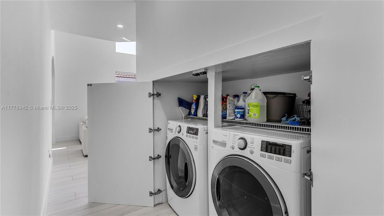 Recently Rented: $4,600 (3 beds, 2 baths, 1960 Square Feet)