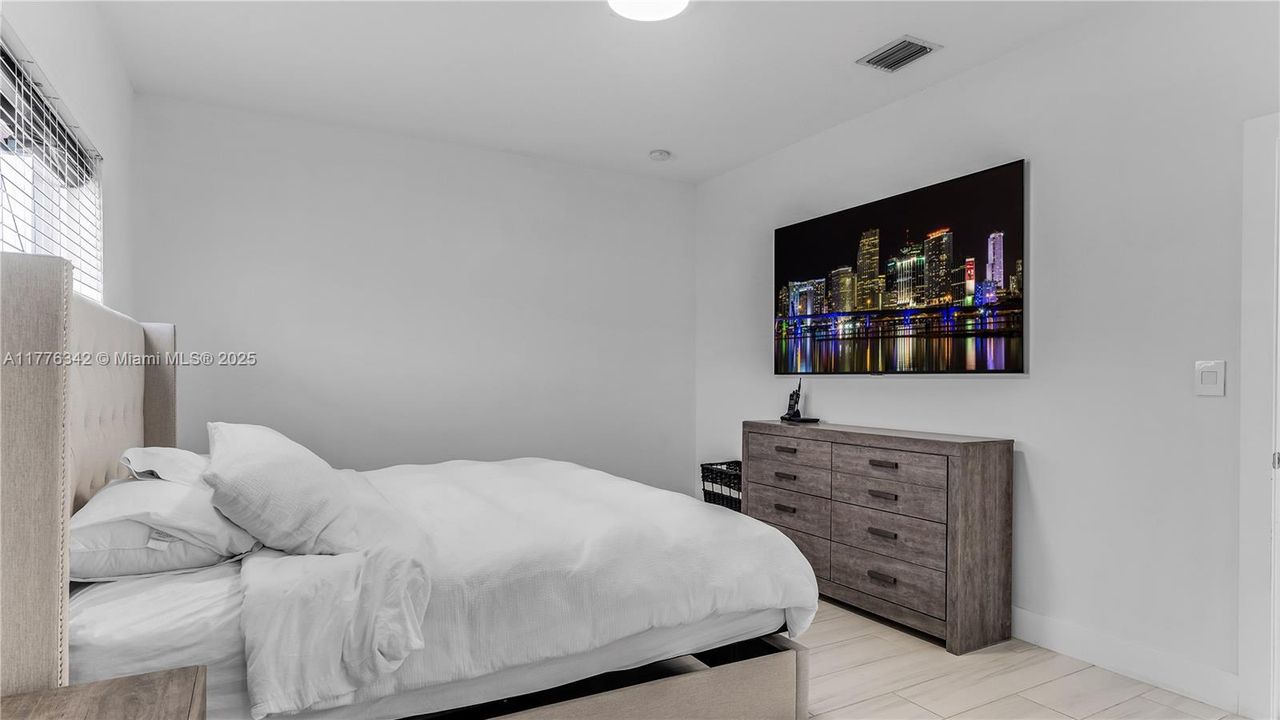 Recently Rented: $4,600 (3 beds, 2 baths, 1960 Square Feet)