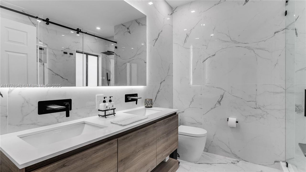 Recently Rented: $4,600 (3 beds, 2 baths, 1960 Square Feet)