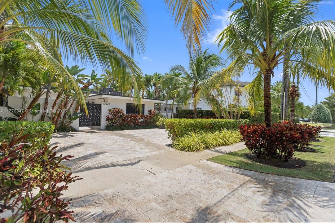 Недавно продано: $2,999,999 (3 спален, 3 ванн, 2062 Квадратных фут)