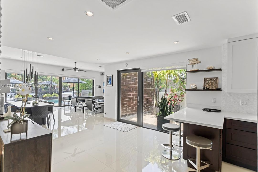 Недавно продано: $2,999,999 (3 спален, 3 ванн, 2062 Квадратных фут)