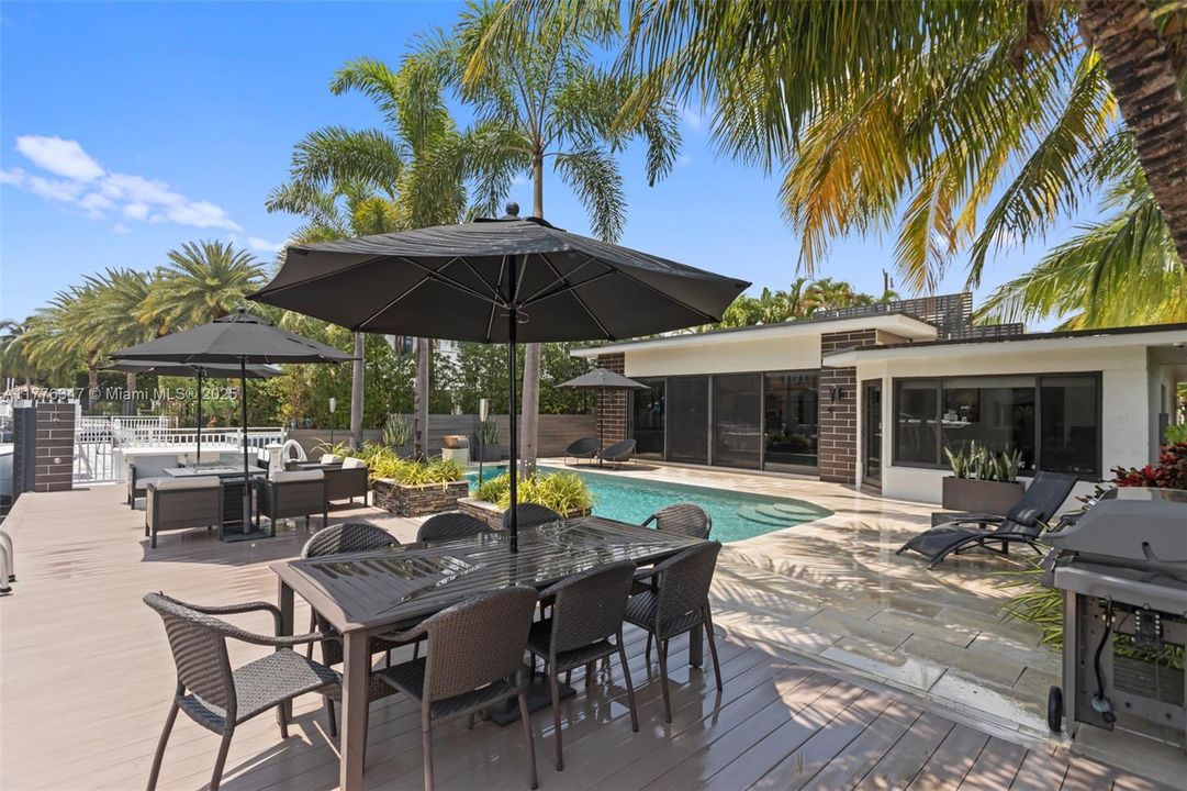 Недавно продано: $2,999,999 (3 спален, 3 ванн, 2062 Квадратных фут)