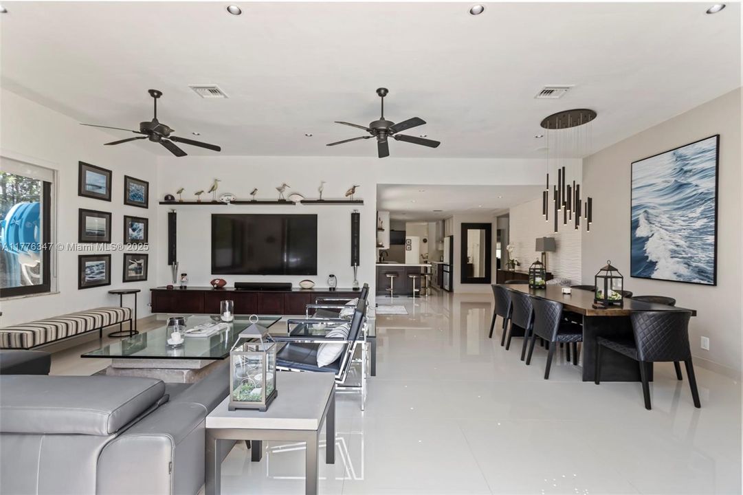 Недавно продано: $2,999,999 (3 спален, 3 ванн, 2062 Квадратных фут)