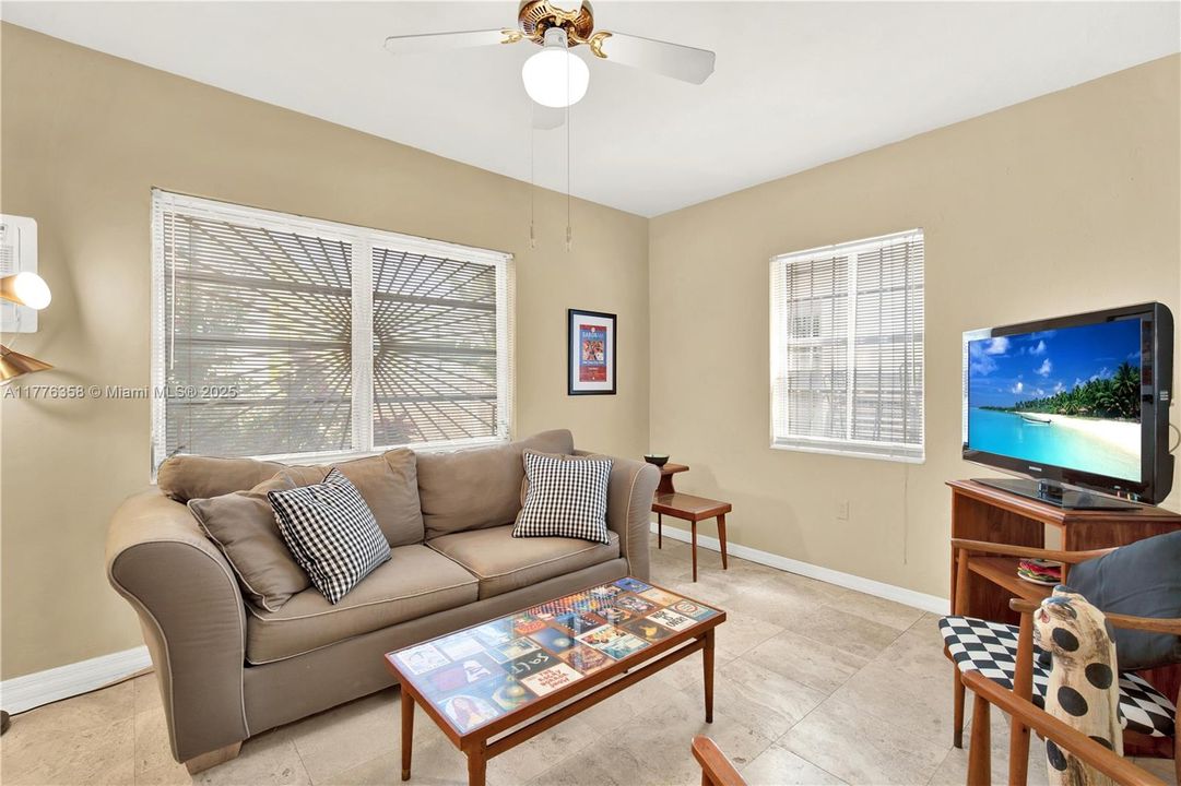 最近售出: $215,000 (1 贝兹, 1 浴室, 410 平方英尺)