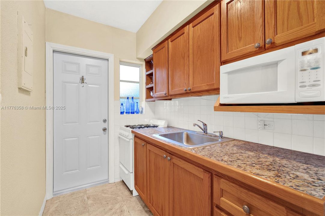 最近售出: $215,000 (1 贝兹, 1 浴室, 410 平方英尺)