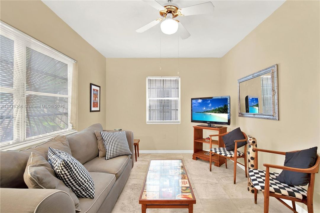 最近售出: $215,000 (1 贝兹, 1 浴室, 410 平方英尺)