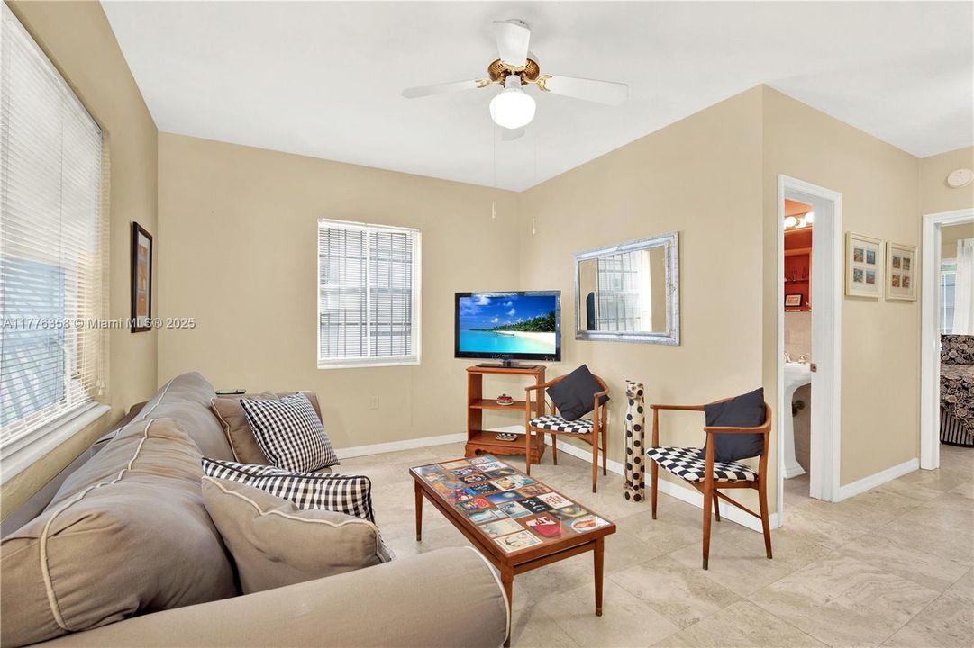 最近售出: $215,000 (1 贝兹, 1 浴室, 410 平方英尺)