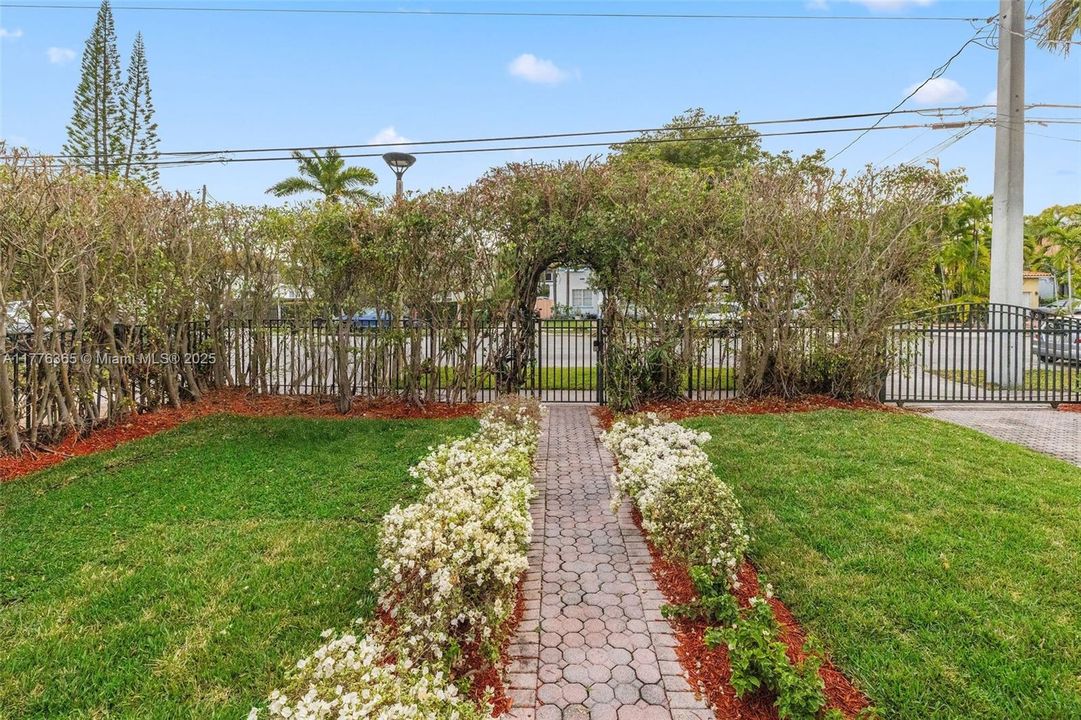 Recently Sold: $1,495,000 (3 beds, 2 baths, 1814 Square Feet)