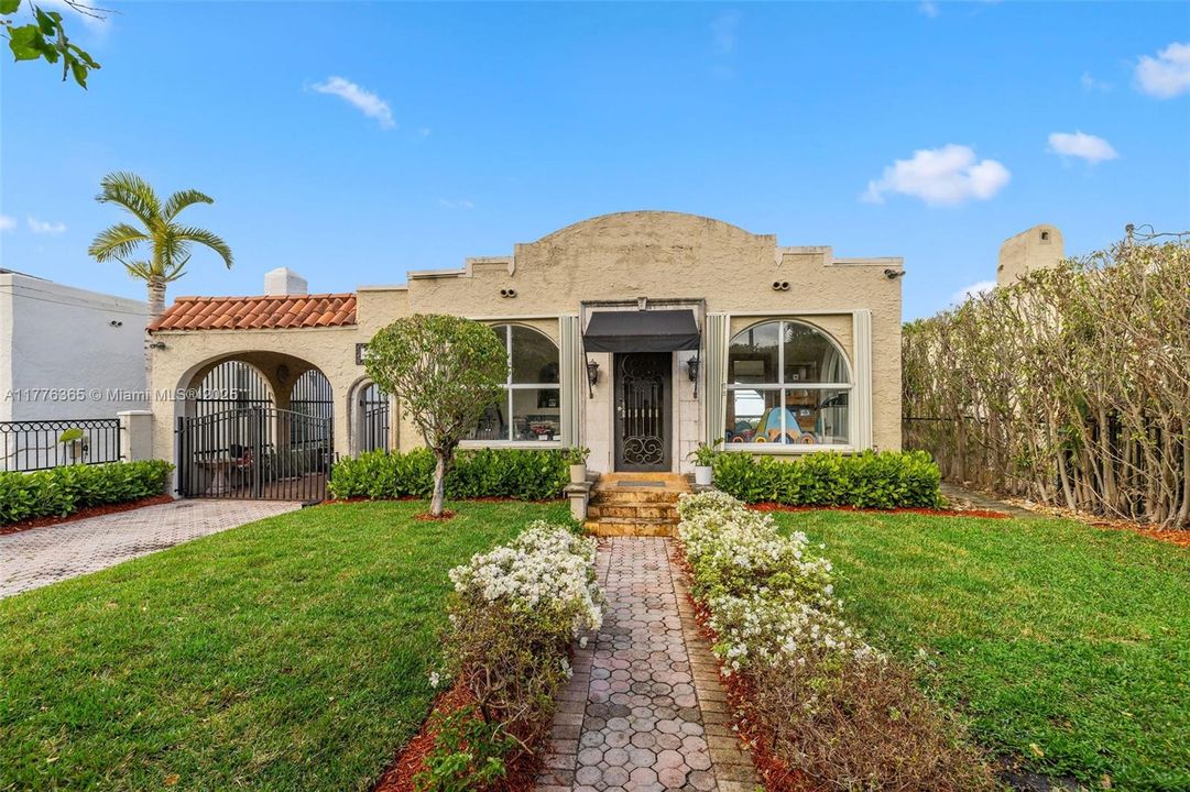 Recently Sold: $1,495,000 (3 beds, 2 baths, 1814 Square Feet)