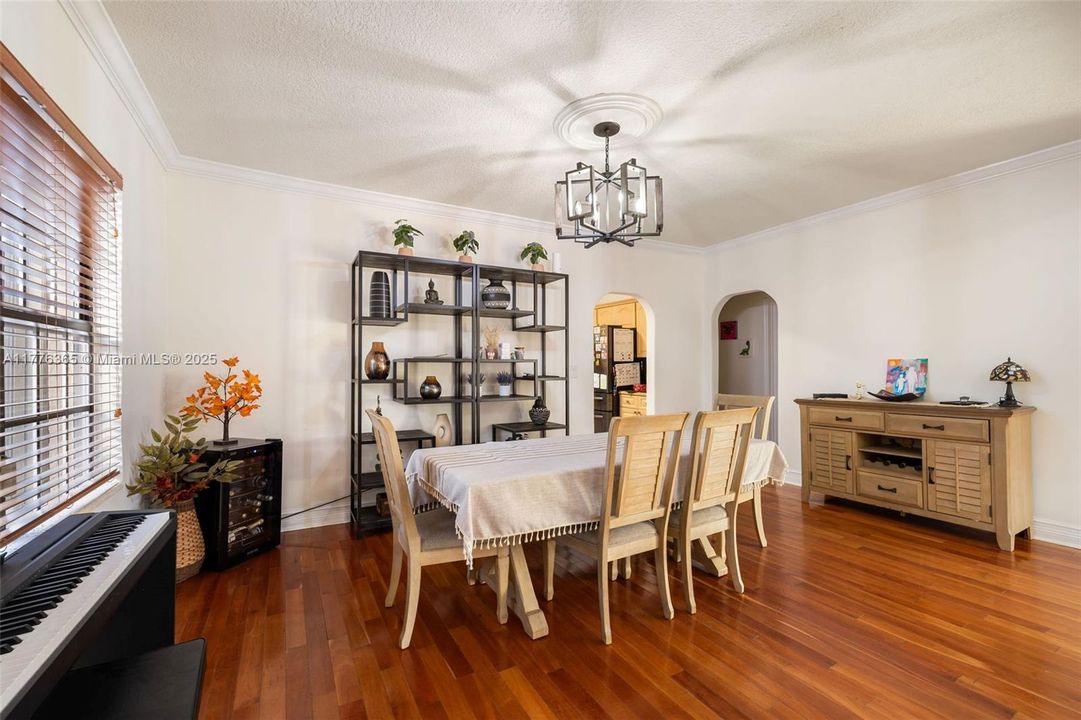 Recently Sold: $1,495,000 (3 beds, 2 baths, 1814 Square Feet)