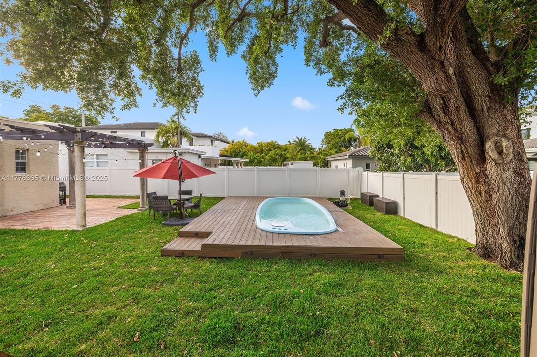 Recently Sold: $1,495,000 (3 beds, 2 baths, 1814 Square Feet)