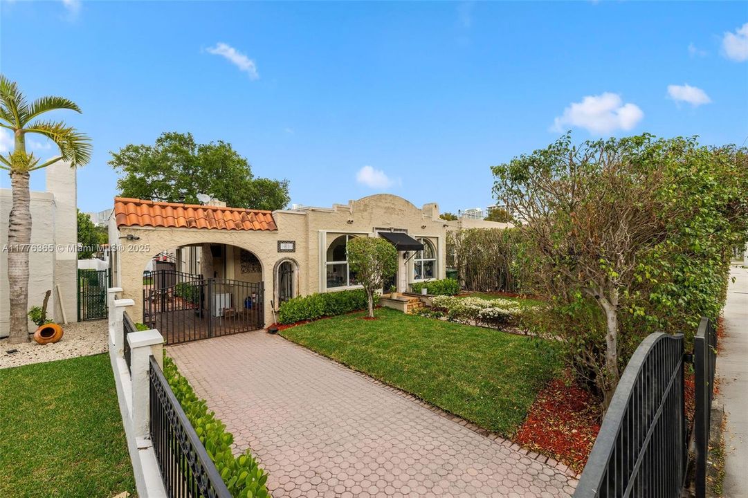 Recently Sold: $1,495,000 (3 beds, 2 baths, 1814 Square Feet)
