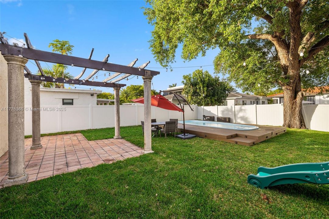 Recently Sold: $1,495,000 (3 beds, 2 baths, 1814 Square Feet)