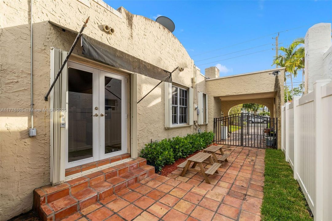 Recently Sold: $1,495,000 (3 beds, 2 baths, 1814 Square Feet)