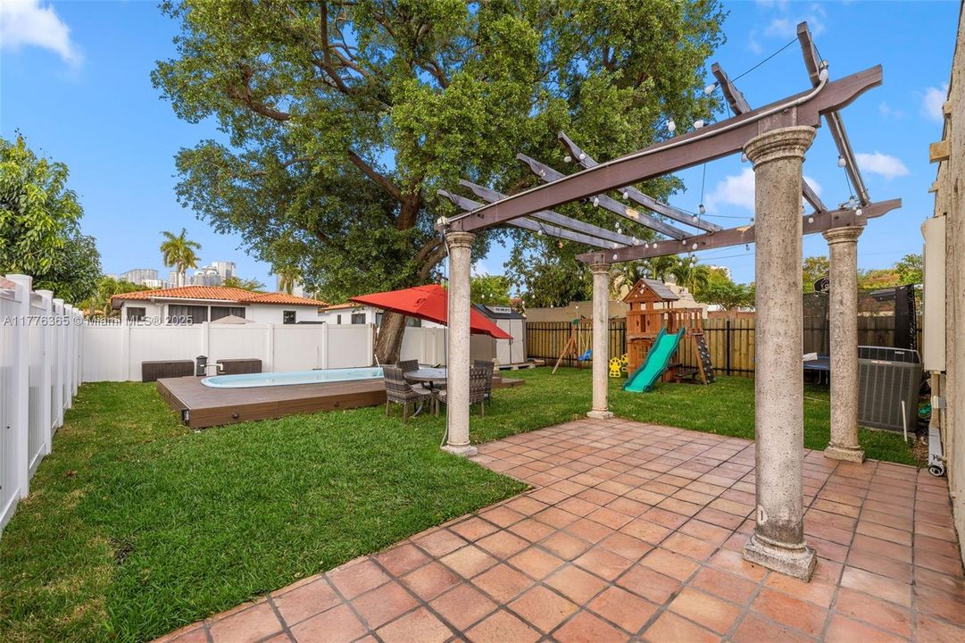 Recently Sold: $1,495,000 (3 beds, 2 baths, 1814 Square Feet)