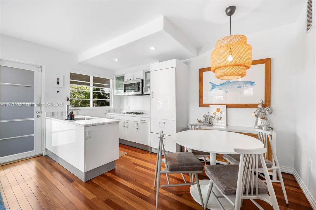 Recently Sold: $500,000 (1 beds, 1 baths, 619 Square Feet)