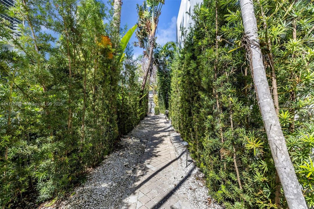 Recently Sold: $500,000 (1 beds, 1 baths, 619 Square Feet)