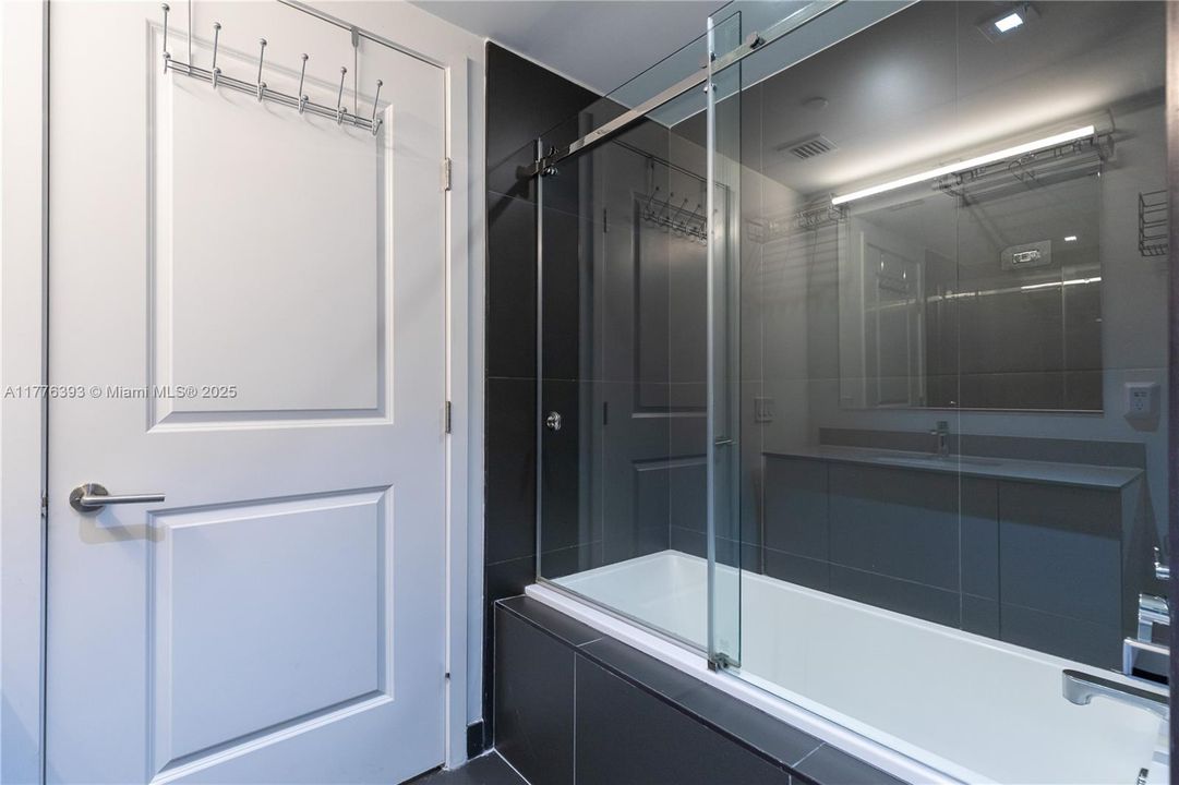 Recently Sold: $450,000 (1 beds, 1 baths, 850 Square Feet)