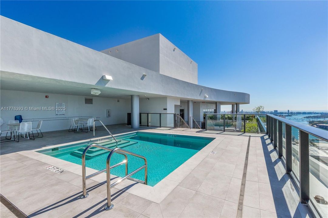 Recently Sold: $450,000 (1 beds, 1 baths, 850 Square Feet)